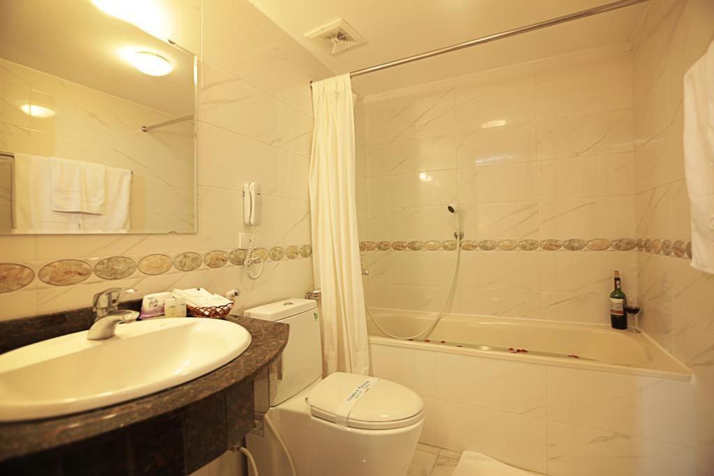 MoonView Hotel - 65 Cửa Bắc- by Bay Luxury