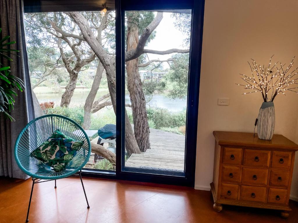 Tranquil Garden Studio with Stunning Lake Views photo 1