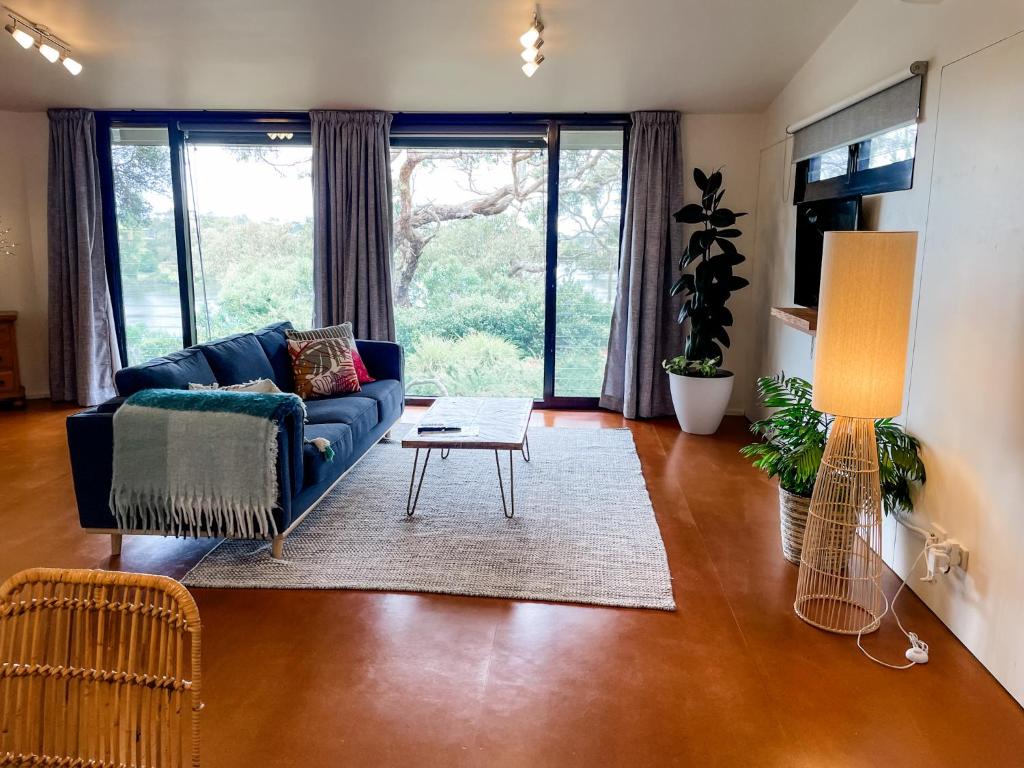 Tranquil Garden Studio with Stunning Lake Views photo 3