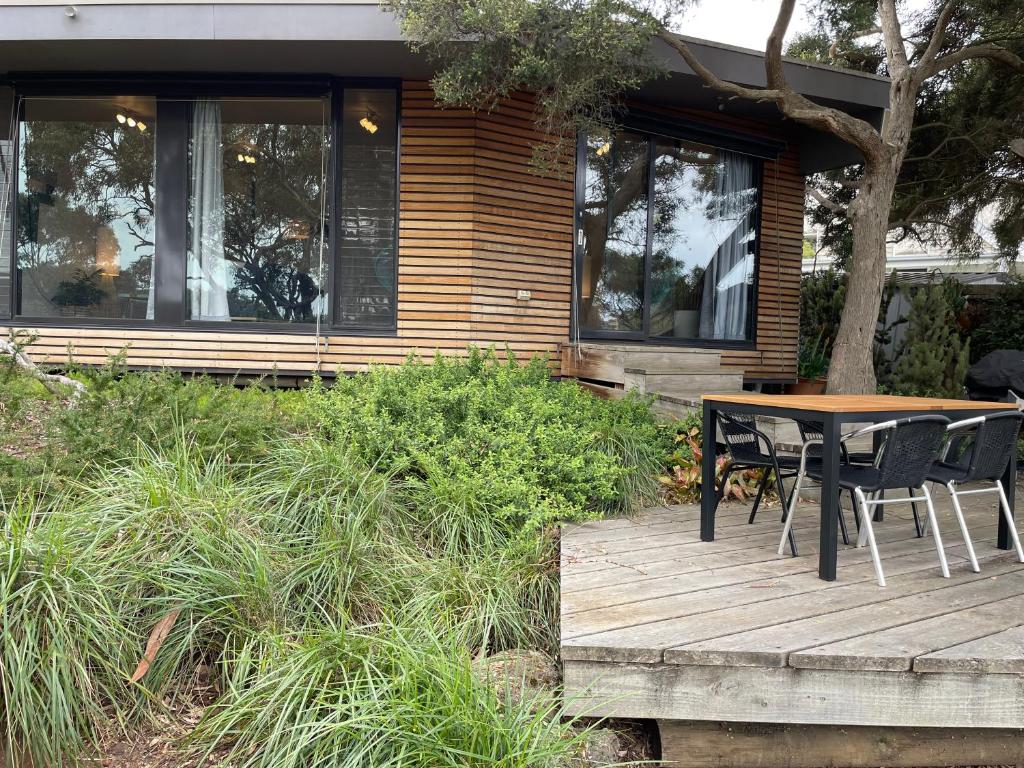 Tranquil Garden Studio with Stunning Lake Views photo 4