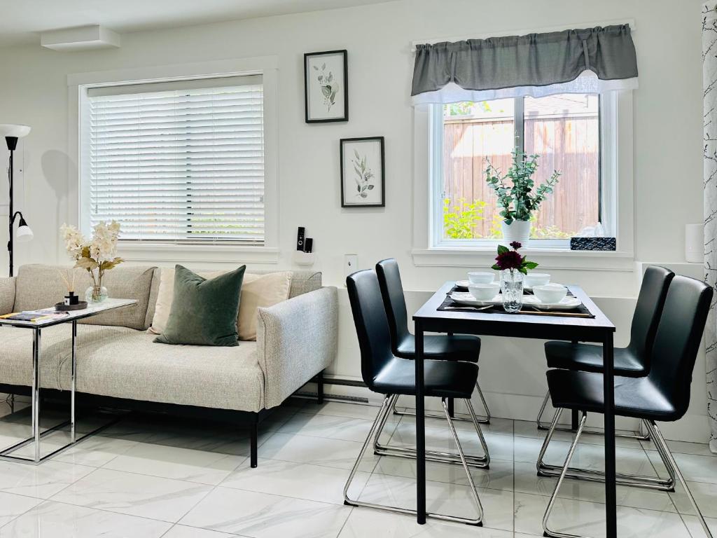 2BR 1.5BA Full Kitchen Private Guest House - Free Parking - Central Location photo 4