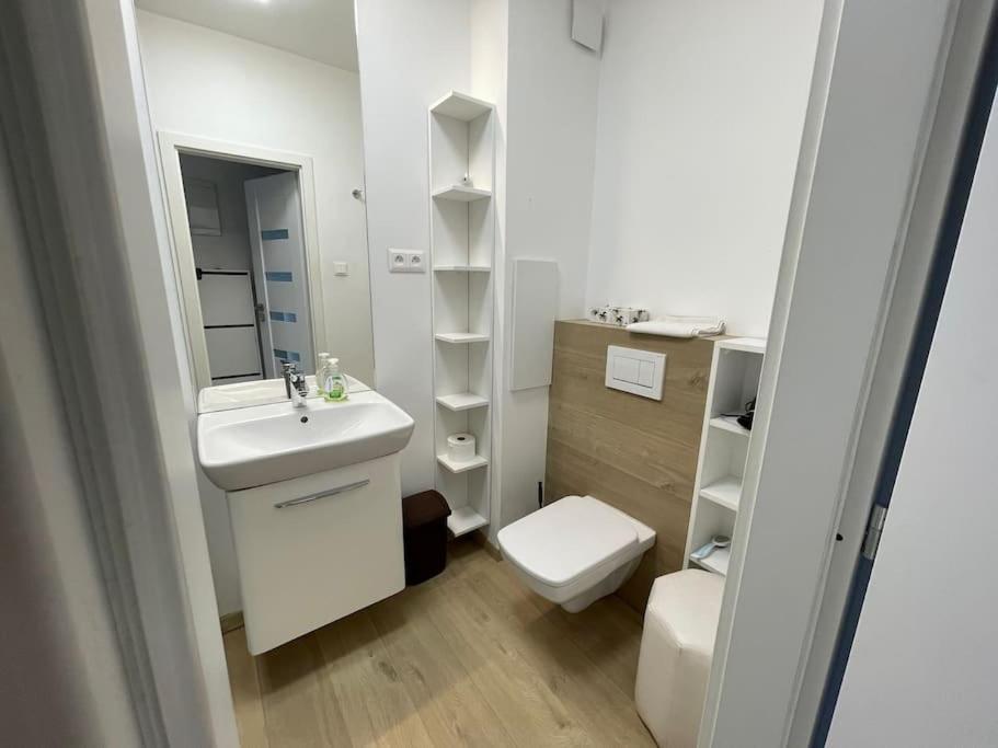 New Stylish City Center Apartment photo 3