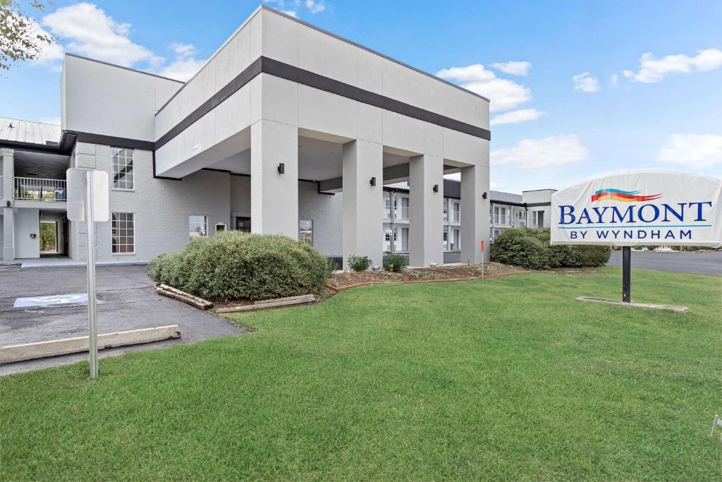 Baymont by Wyndham Beaumont image