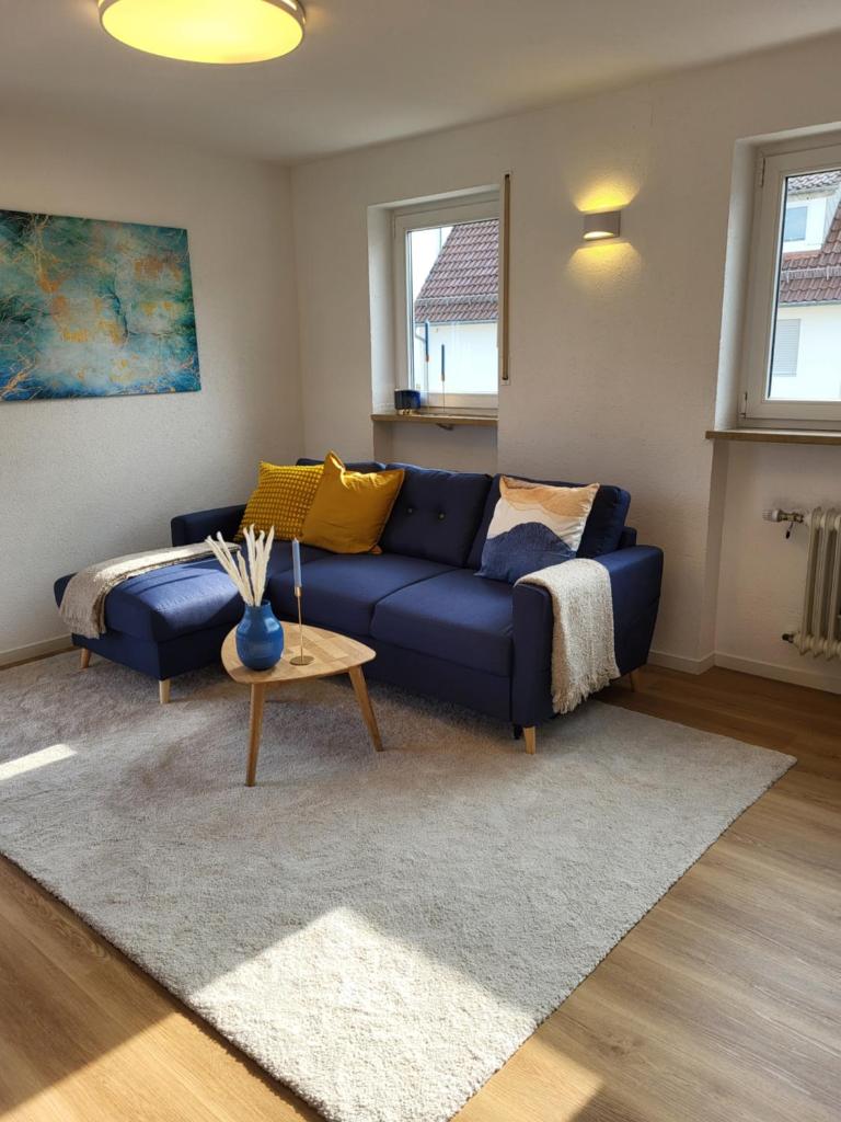 gemütliche & moderne Wohnung mit überdachtem Parkplatz & großem Balkon, WLAN, NETFLIX, Arbeitsplatz, eigenem Eingang by ALA-Living photo 1