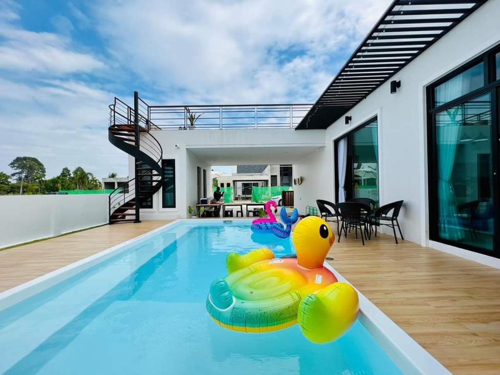 Pangpangpuriyeh Poolvilla photo 2