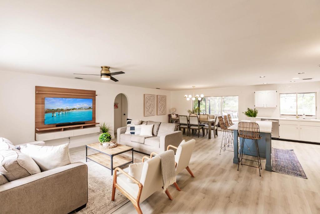 Luxury Waterfront Home with Pool. Minutes to Sanibel photo 1