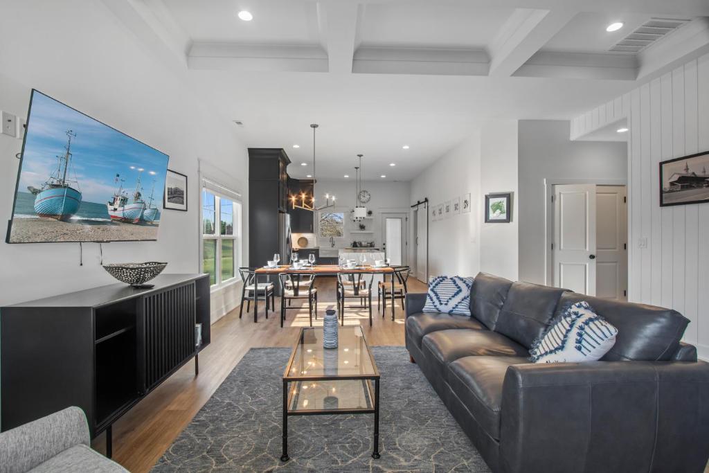 Modern & upscale home near Derby image