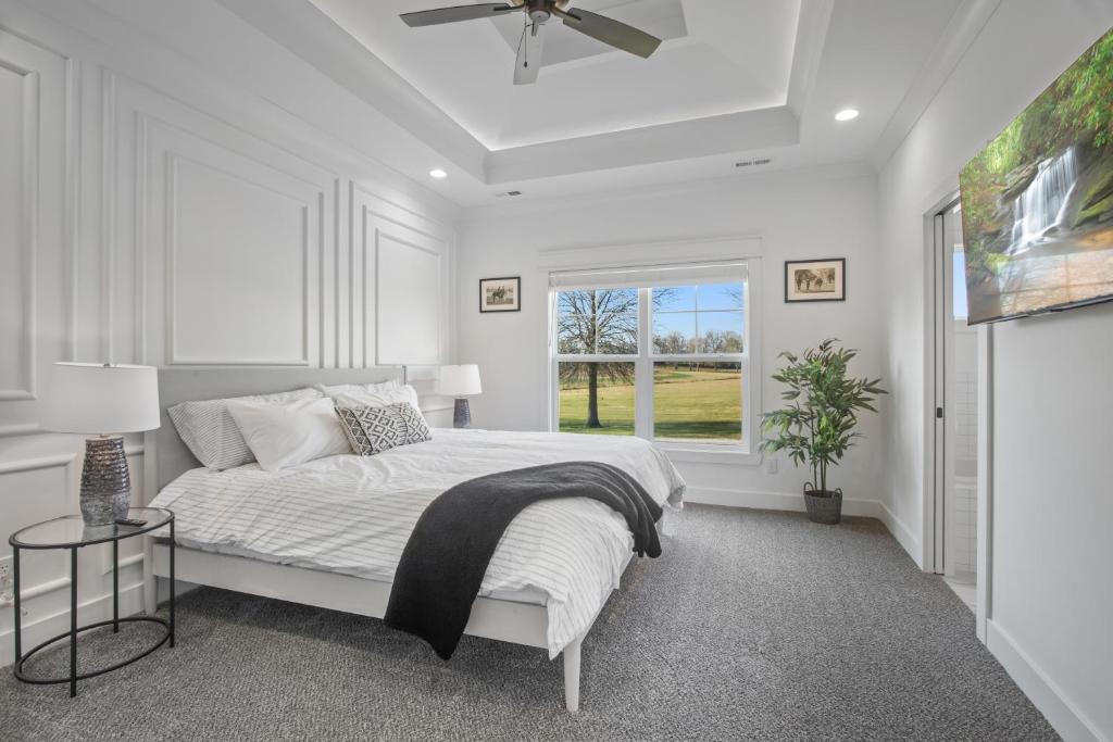Modern & upscale home near Derby photo 2