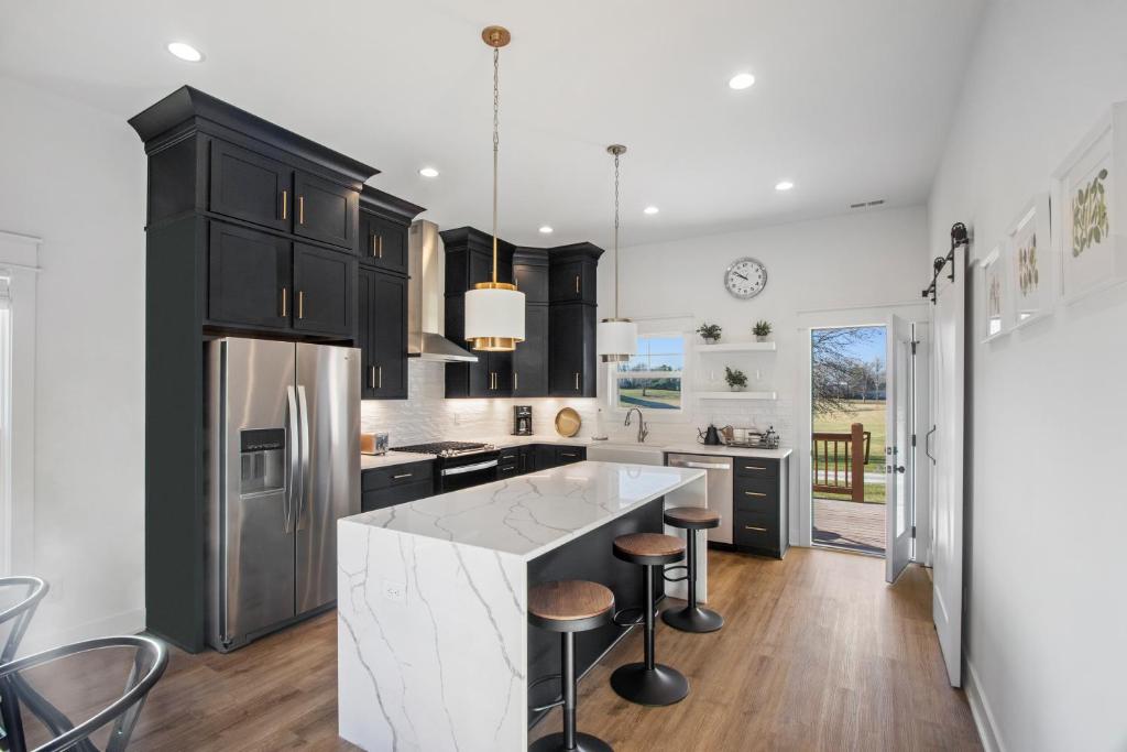 Modern & upscale home near Derby photo 3