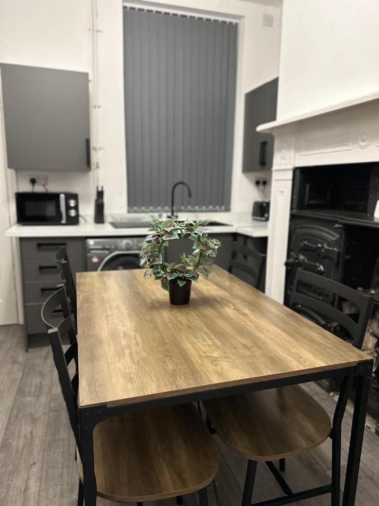 5-Bed Apartment in Altrincham near airport