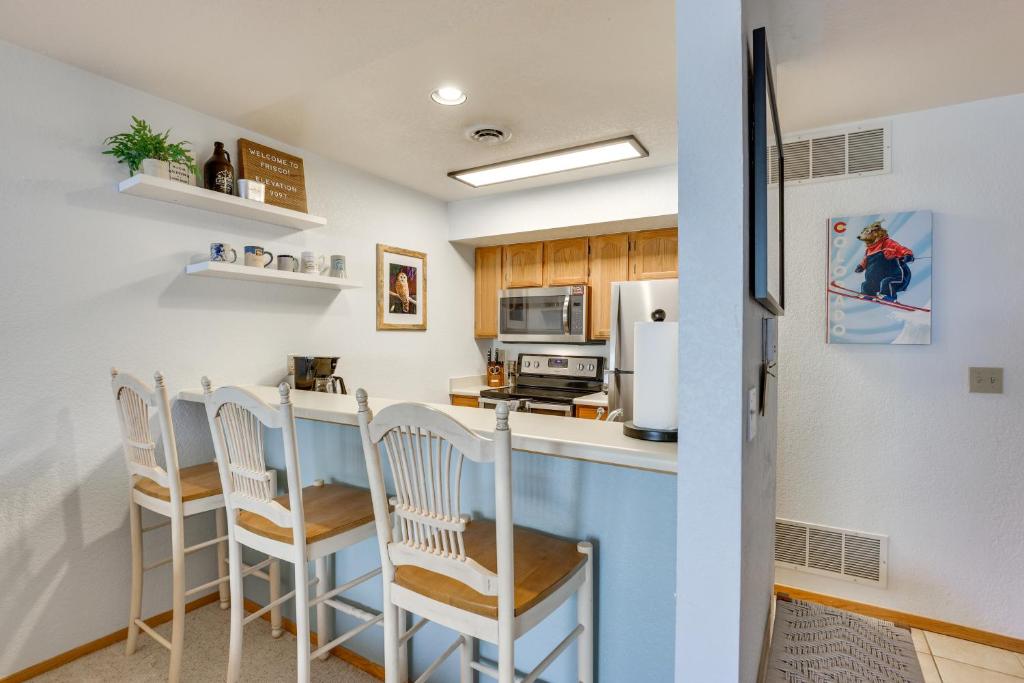 Walkable Frisco Condo Mtn Views and Shared Hot Tub! photo 2
