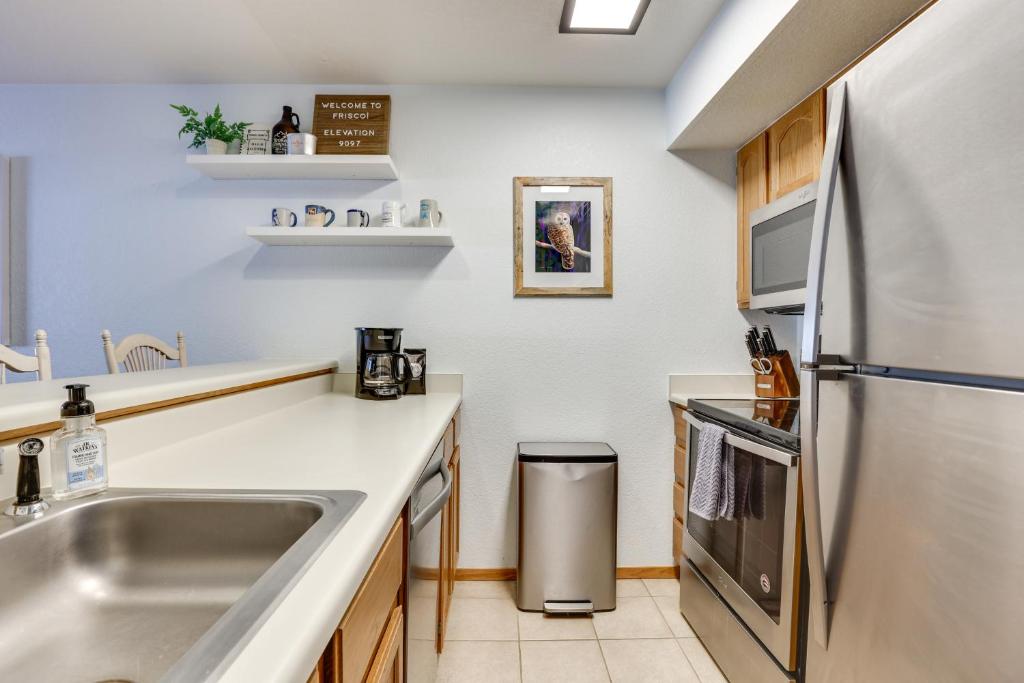 Walkable Frisco Condo Mtn Views and Shared Hot Tub! photo 3