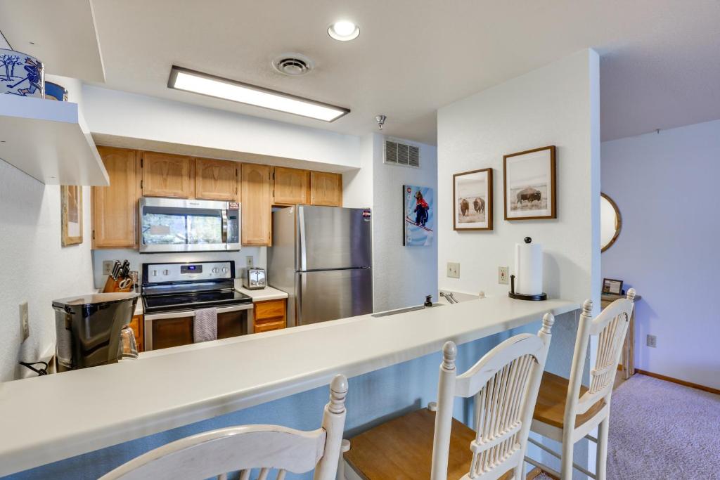 Walkable Frisco Condo Mtn Views and Shared Hot Tub! photo 4