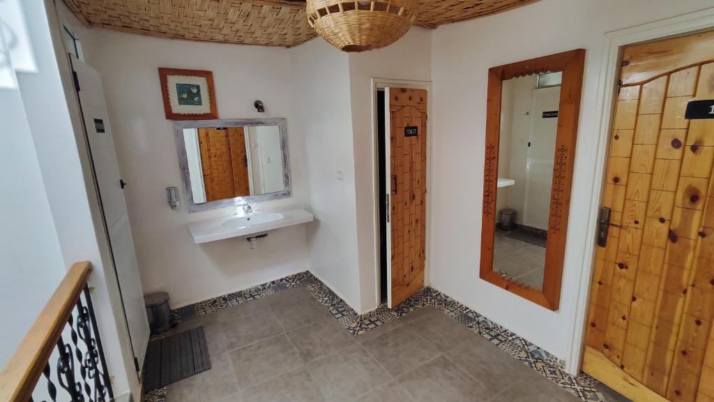 BigBlue Hostel Surf & Coworking Room Type - Single Bed in Male Dormitory Room