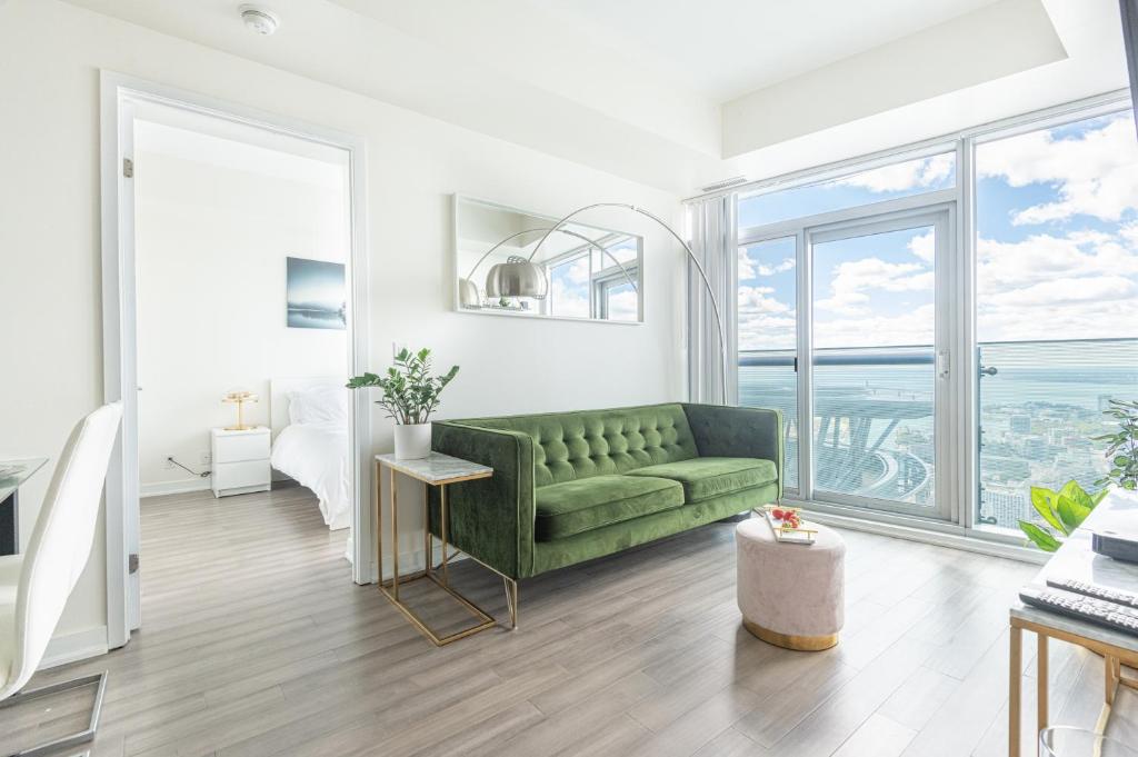 Beautiful Luxurious Modern Condo With Breathtaking Views photo 3
