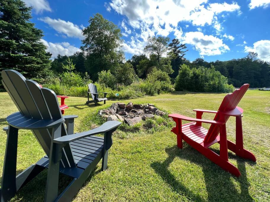 Relaxing Riverside Getaway with a Cozy Fireplace photo 2