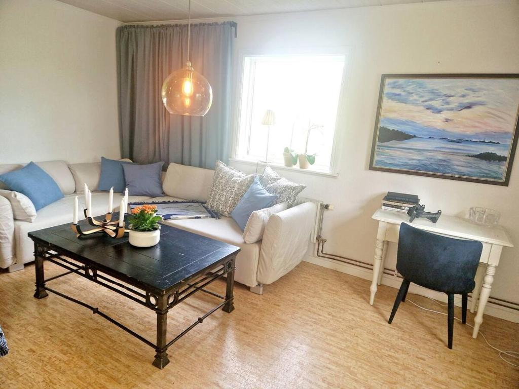 Litet hus på gård med utsikt över indalsälven photo 1