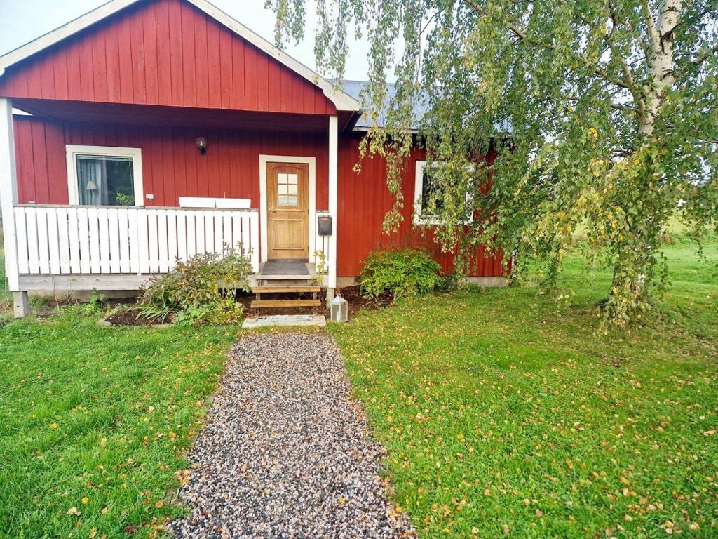 Litet hus på gård med utsikt över indalsälven
