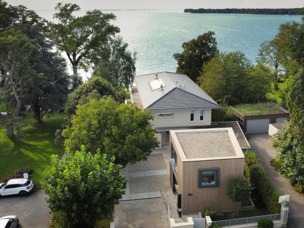 LAKESIDE LODGE photo 1