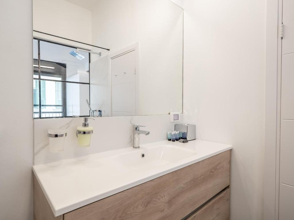 Luxury & Chic 2 Master BR - 2 Balconies - TLV Center! photo 4