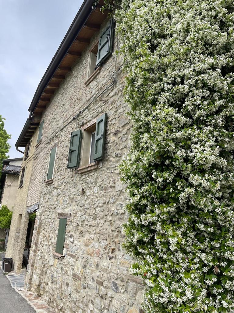 Alloggio con camino nel borgo del castello