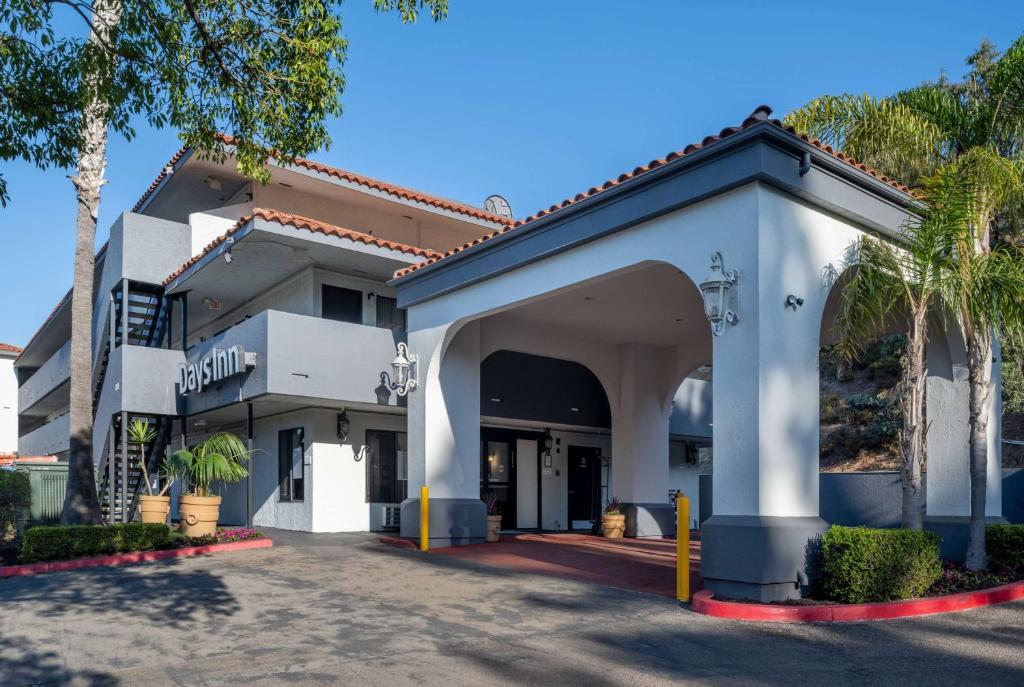 Days Inn by Wyndham Encinitas Moonlight Beach photo 2