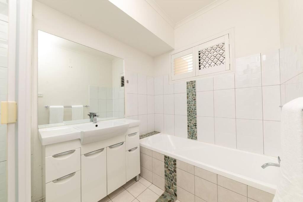 Perfectly positioned townhouse photo 3