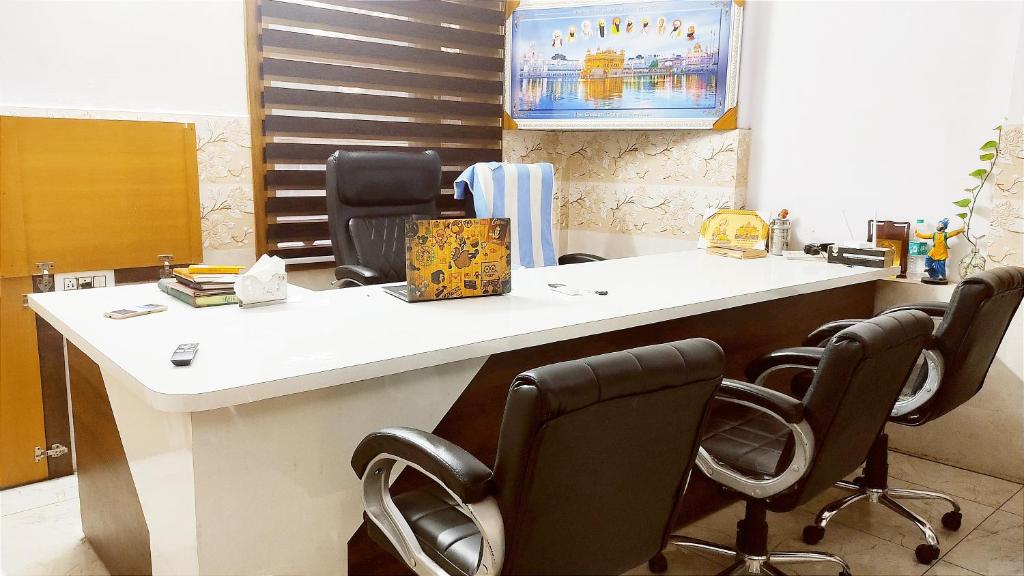 HOTEL THE PUNJAB KING -- MODERN DHABA, BAR, SUITE ROOMS -- Special for Families, Couples, Corporate, Group Travelers photo 2