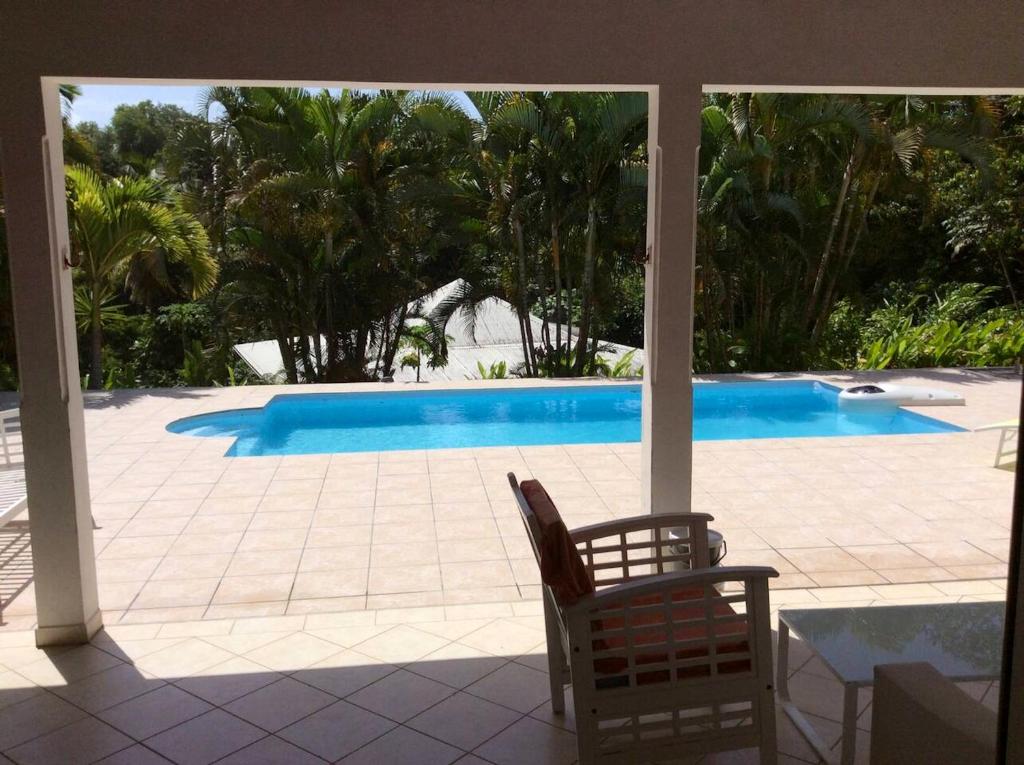 Villa de 3 chambres avec piscine interieure jardin clos et wifi a Petit Bourg photo 2