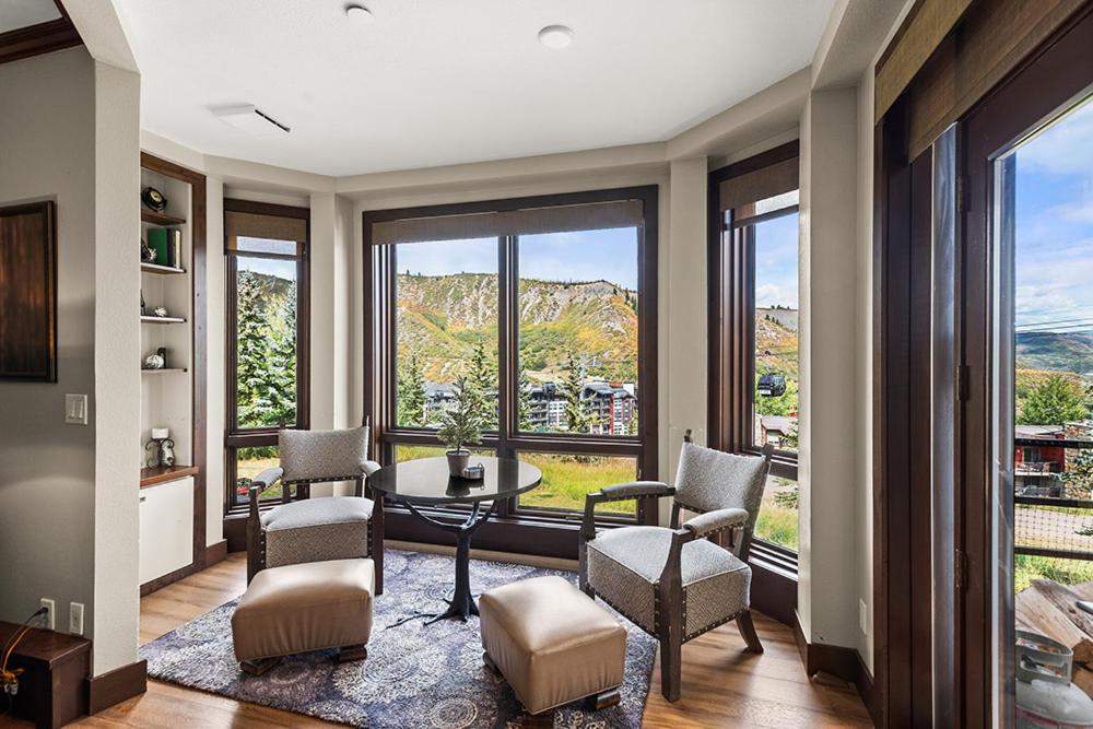 Chamonix 26, Snowmass Ski-In/Ski-Out Condo w/Shared Pool/Hot Tub/Private Washer/Dryer/WiFi photo 4