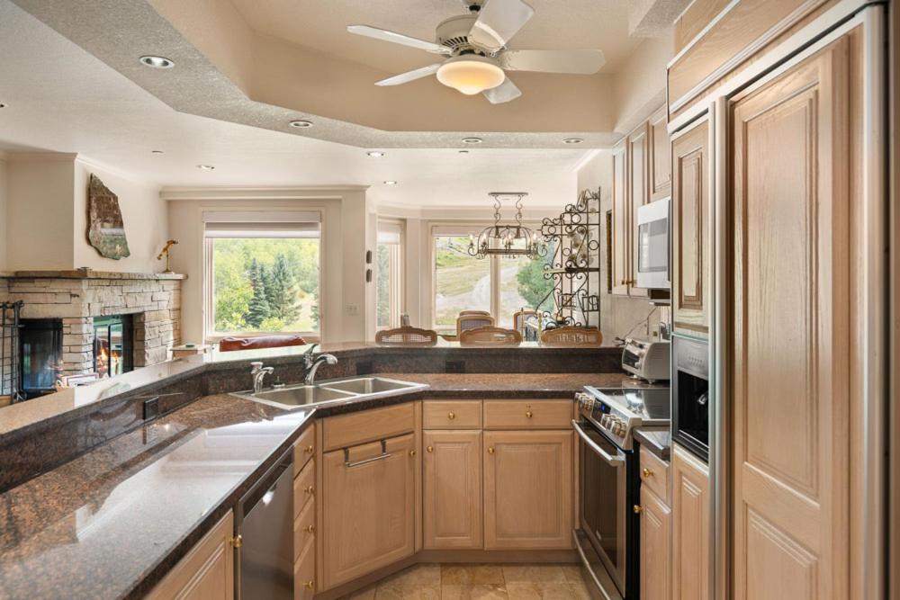 Chamonix 32, Snowmass Ski-In/Ski-Out Condo w/Shared Pool/Hot Tub/WiFi photo 2