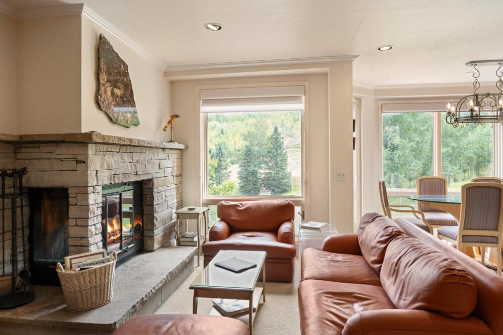 Chamonix 32, Snowmass Ski-In/Ski-Out Condo w/Shared Pool/Hot Tub/WiFi