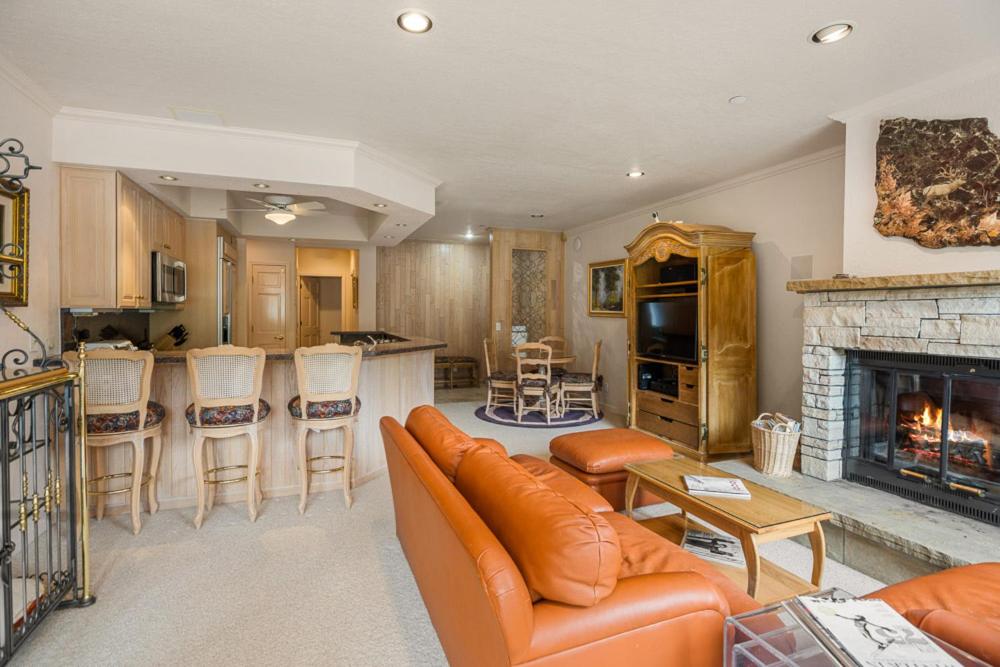 Chamonix 32, Snowmass Ski-In/Ski-Out Condo w/Shared Pool/Hot Tub/WiFi photo 4