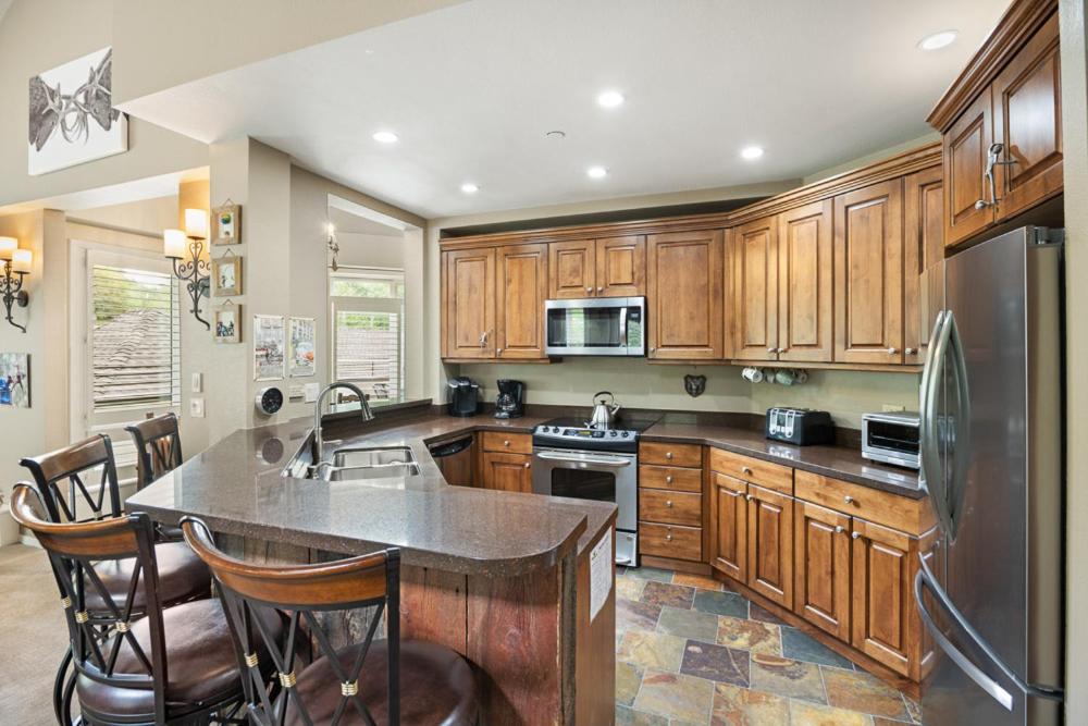 Chamonix 20, Snowmass Ski-In/Ski-Out Condo w/Shared Pool/Hot Tub/Private Washer/Dryer/Gym/WiFi photo 3