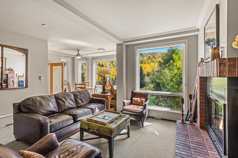 Chamonix 31, Snowmass Ski-In/Ski-Out Condo w/Shared Hot Tub/Pool/Private Washer/Dryer/WiFi photo 2