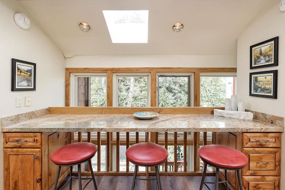 Old Hundred Unit 104, Sunny, Corner Townhouse, Treetop Views, 3 Blocks to Aspen Mtn photo 3