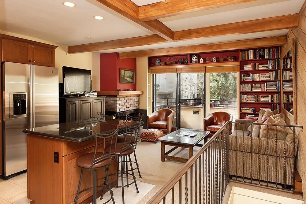 Aspen Townhouse East Unit 4, Townhouse in Downtown Aspen with Private Balcony image