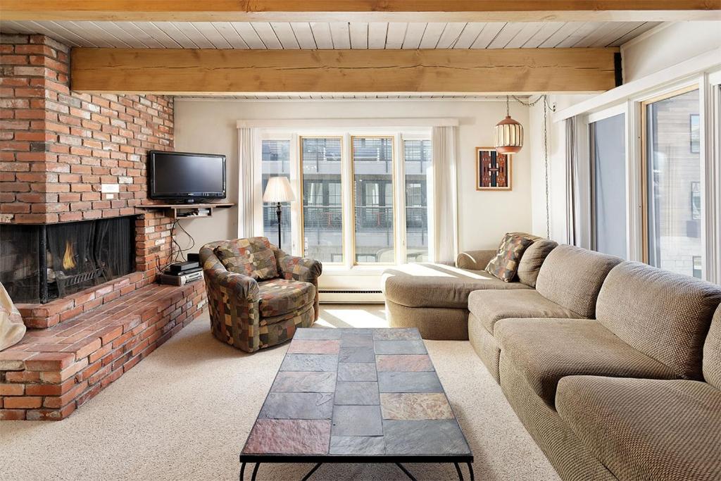 Chateau Dumont Unit 14, Spacious 3 Bedroom Condo, 1 Block from Downtown Aspen image