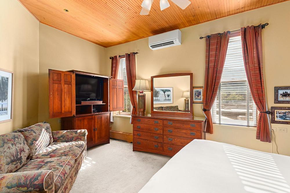 Independence Square 308, Top Floor Hotel Room with Ideal Downtown Location image