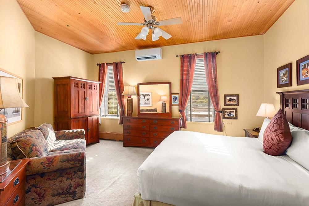 Independence Square 308, Top Floor Hotel Room with Ideal Downtown Location photo 1