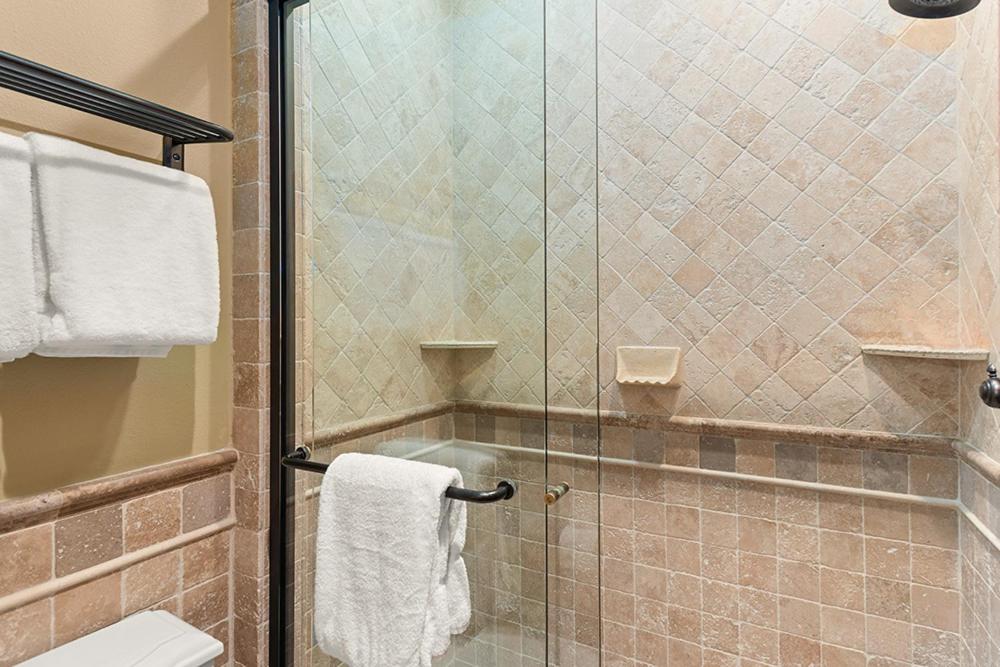 Independence Square 308, Top Floor Hotel Room with Ideal Downtown Location photo 3