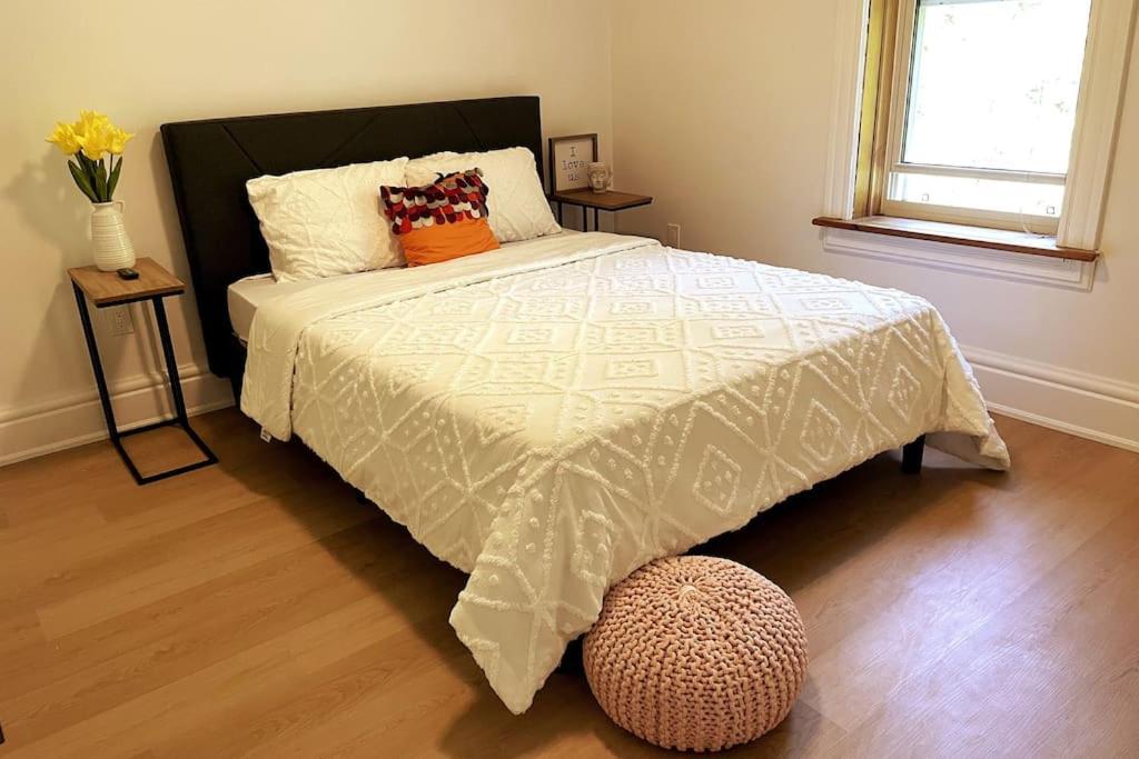 Rustic cabin-inspired residence. photo 3