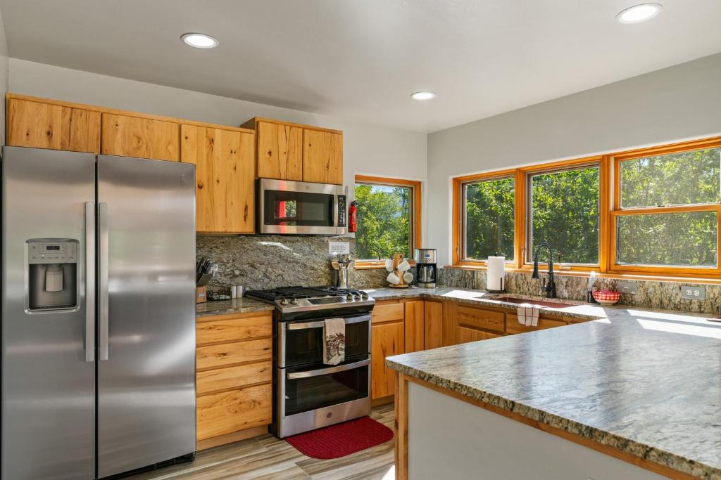 Secluded Mtn home by Purg, Hot Tub, Views! Pets ok photo 2