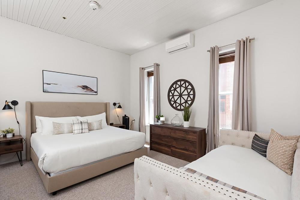 Independence Square 211, Chic Hotel Room with Mountain Views, A/C, & Rooftop Hot Tub image