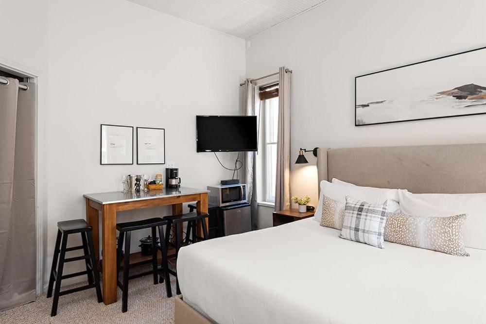 Independence Square 211, Chic Hotel Room with Mountain Views, A/C, & Rooftop Hot Tub photo 1