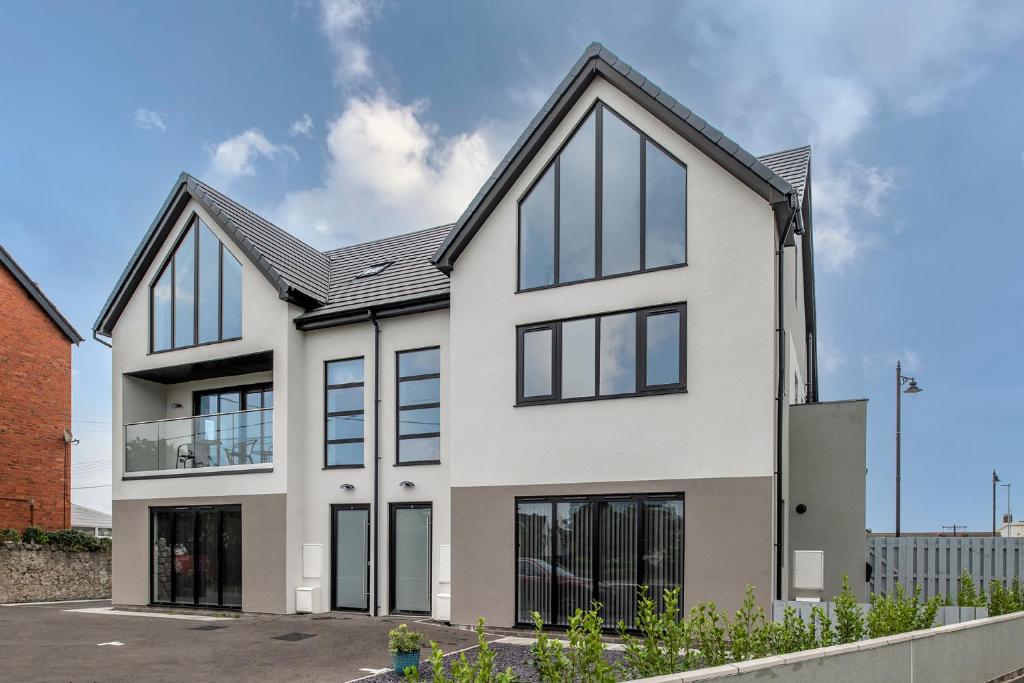 Spacious and modern family apartment, central and within walking distance to local amenities photo 1