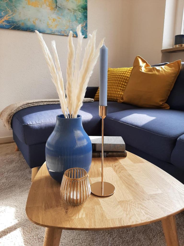 gemütliche & moderne Wohnung mit überdachtem Parkplatz & großem Balkon, WLAN, NETFLIX, Arbeitsplatz, eigenem Eingang by ALA-Living