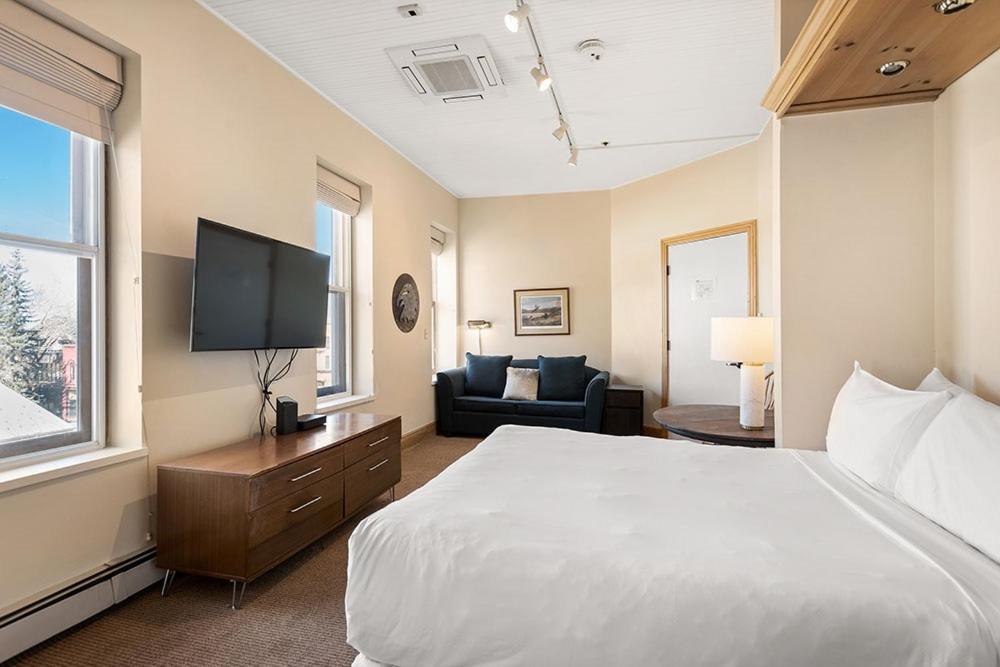 Independence Square 300, Nice Hotel Room with Great Views, Location & Rooftop Hot Tub! image