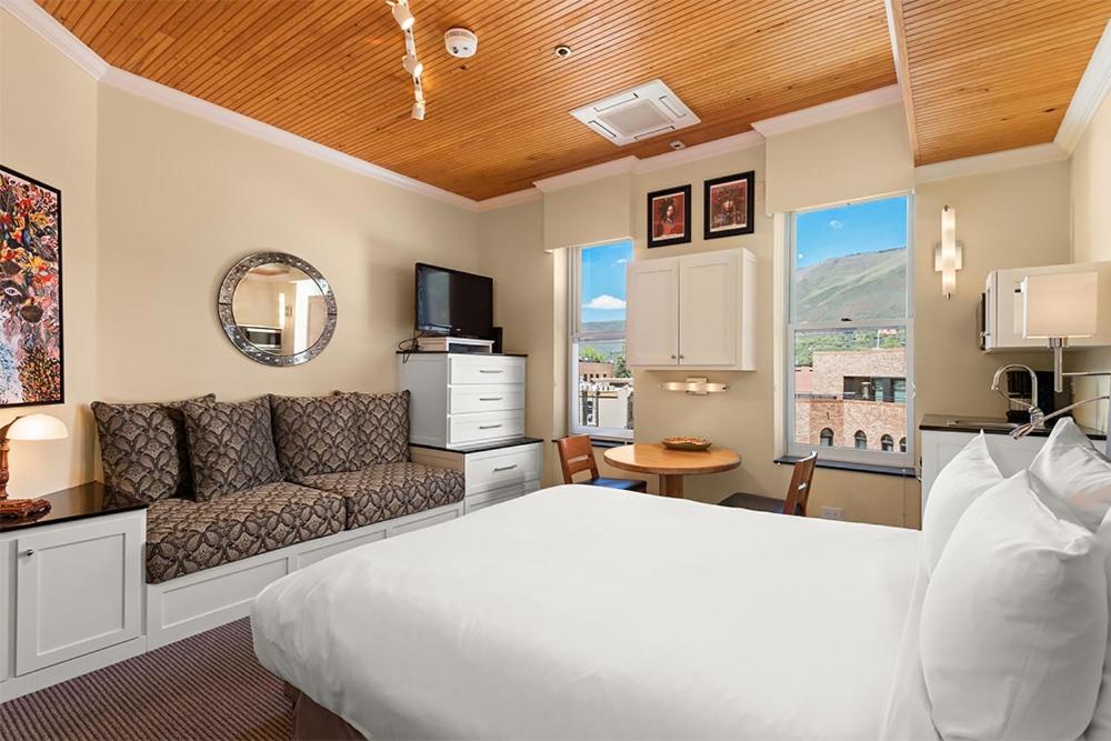 Independence Square 305, Remodeled, 3rd Floor Hotel Room in Aspen's Best Location photo 1