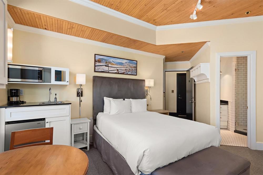 Independence Square 305, Remodeled, 3rd Floor Hotel Room in Aspen's Best Location photo 2